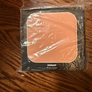 Courant Wireless Charger in rose pink